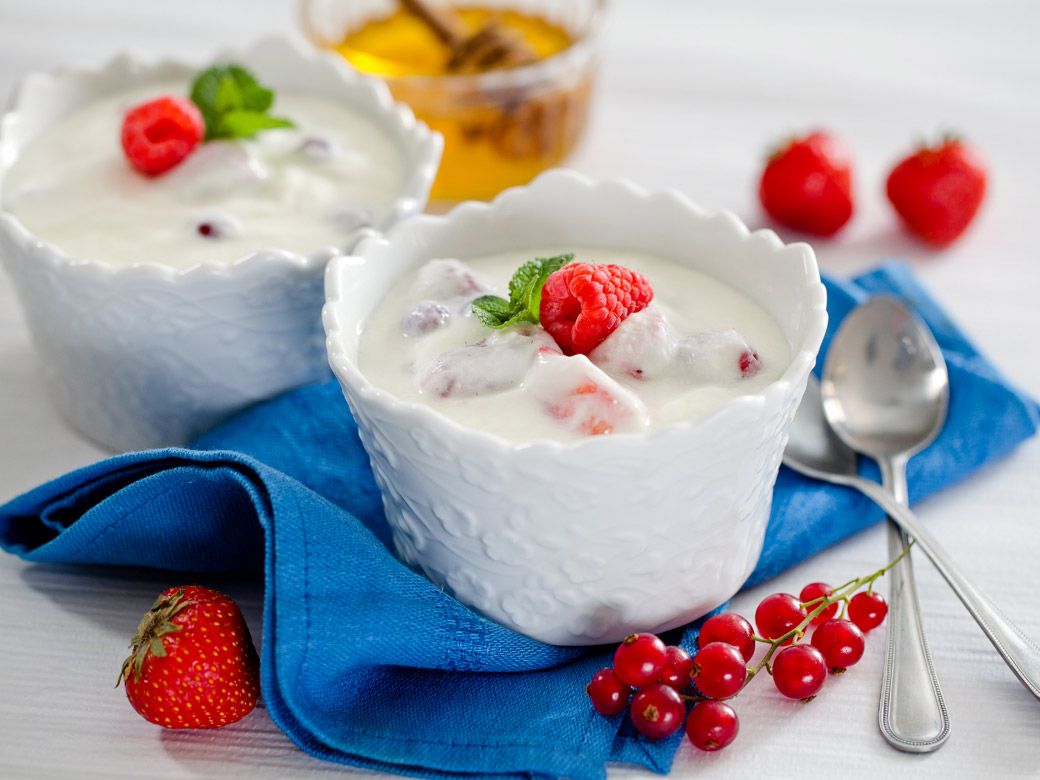 Рецепт: Домашний йогурт с ягодами в мультиварке