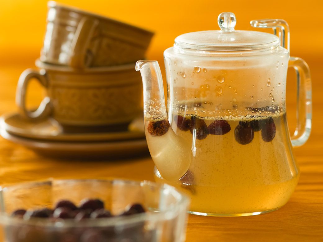 Рецепт: Напиток из шиповника с изюмом и медом в мультиварке