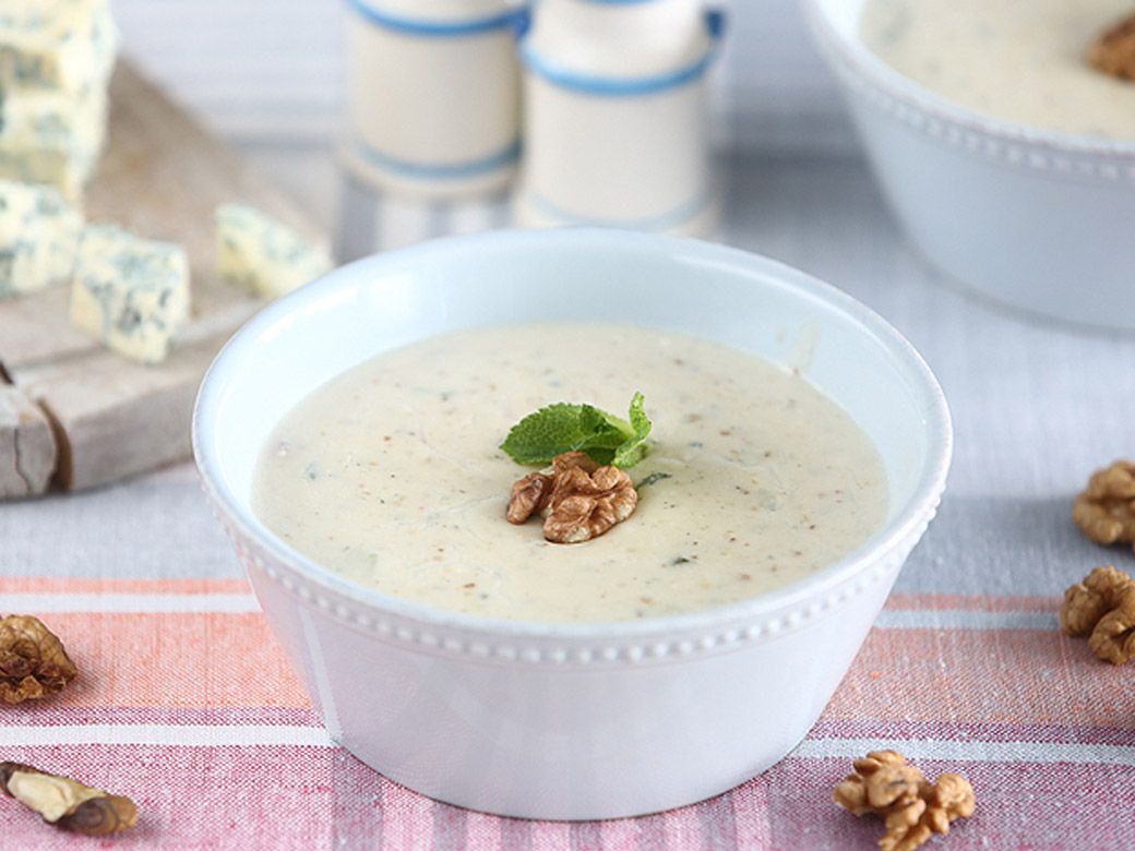 Рецепт: Суп с грецкими орехами и сыром с голубой плесенью в мультиварке