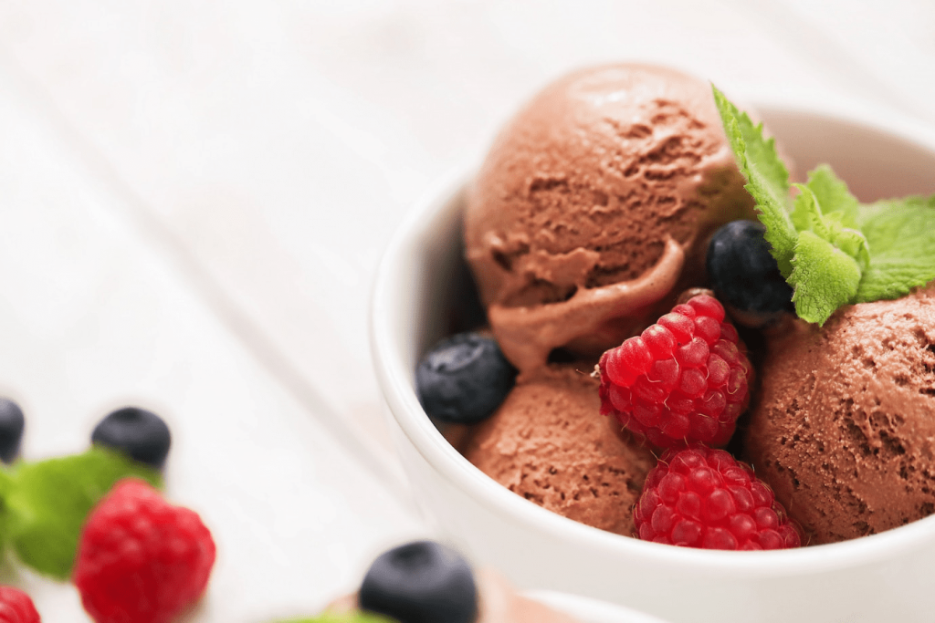 Мятно-шоколадное мороженое с ягодами