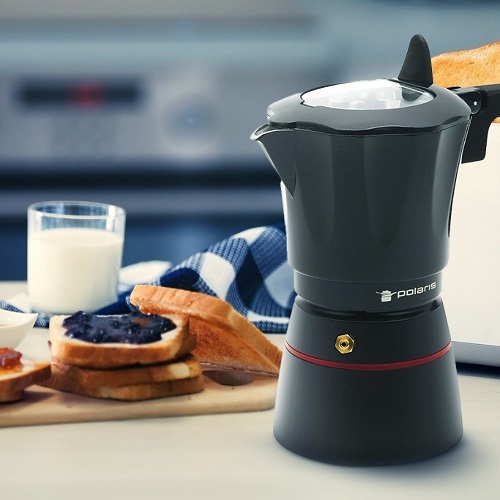 Гейзерная кофеварка стоит рядом с тостами и стаканом с молоком