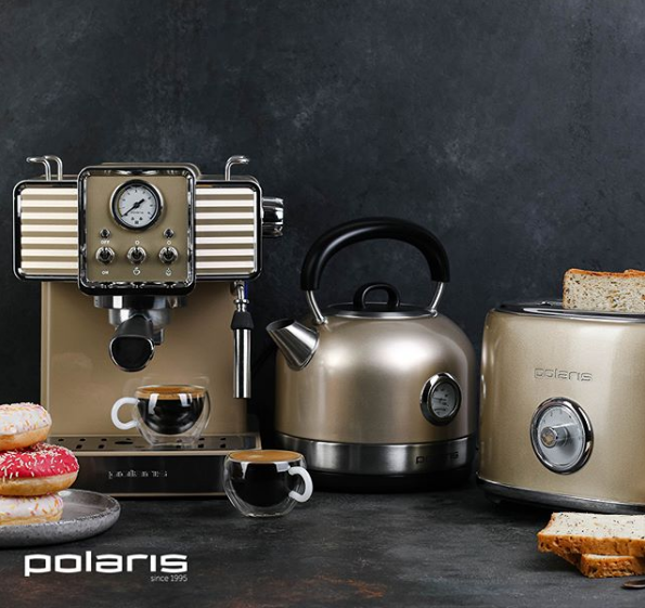 Чайник, кофеварка и тостер Polaris медного цвета стоят на столешнице